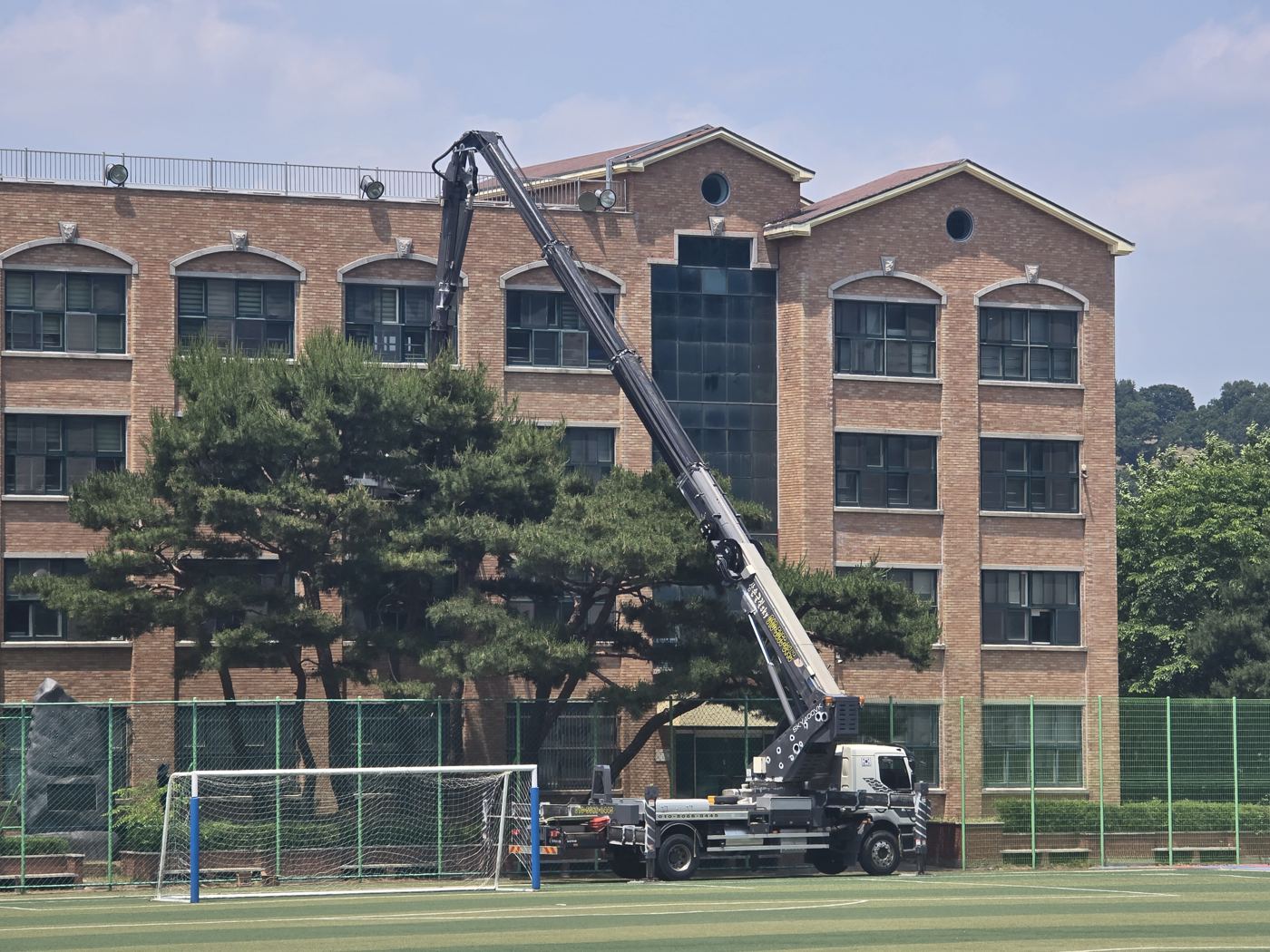 학교 건물 외벽 스카이차 작업