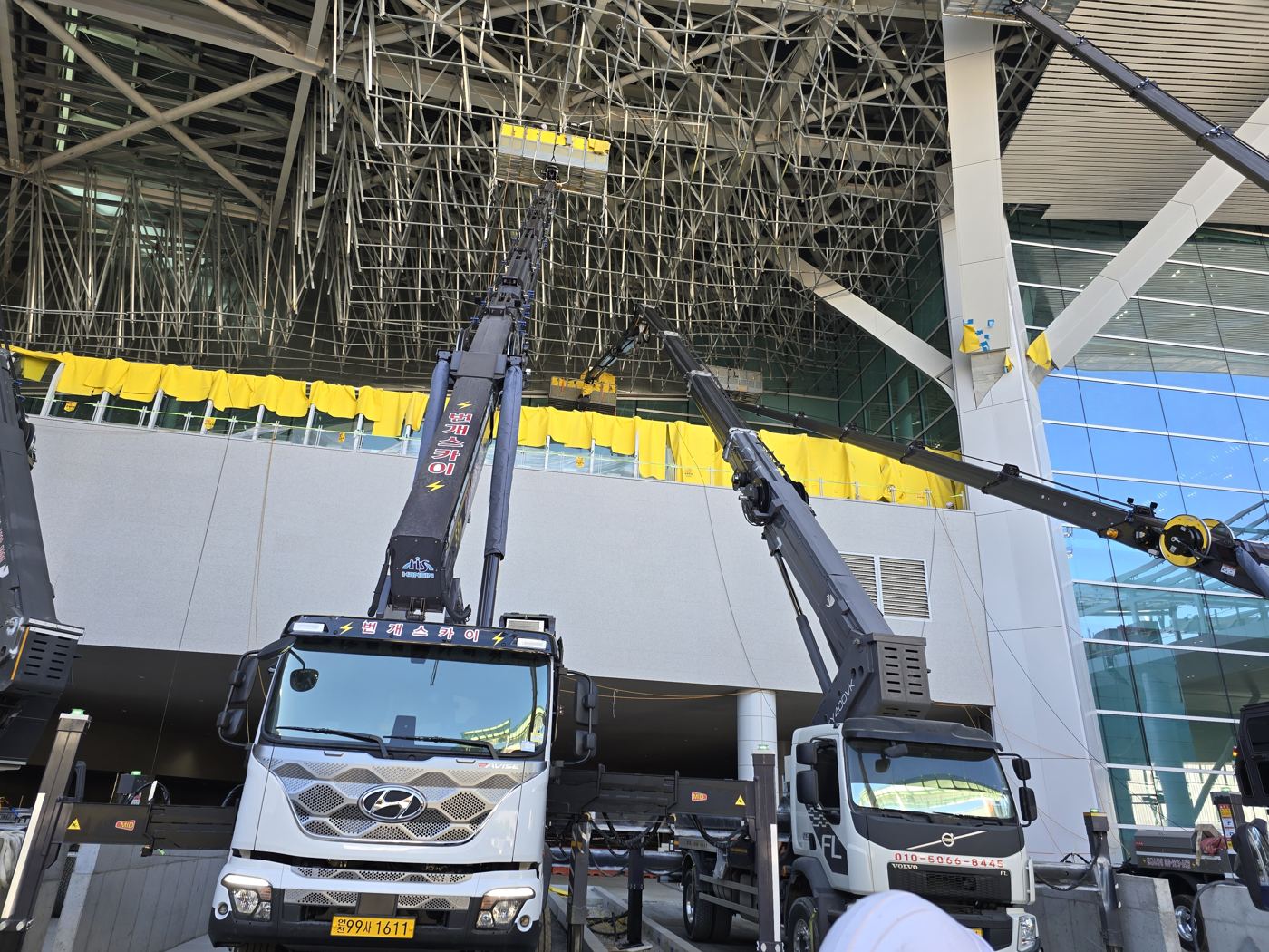 공항 터미널 내부 고소작업