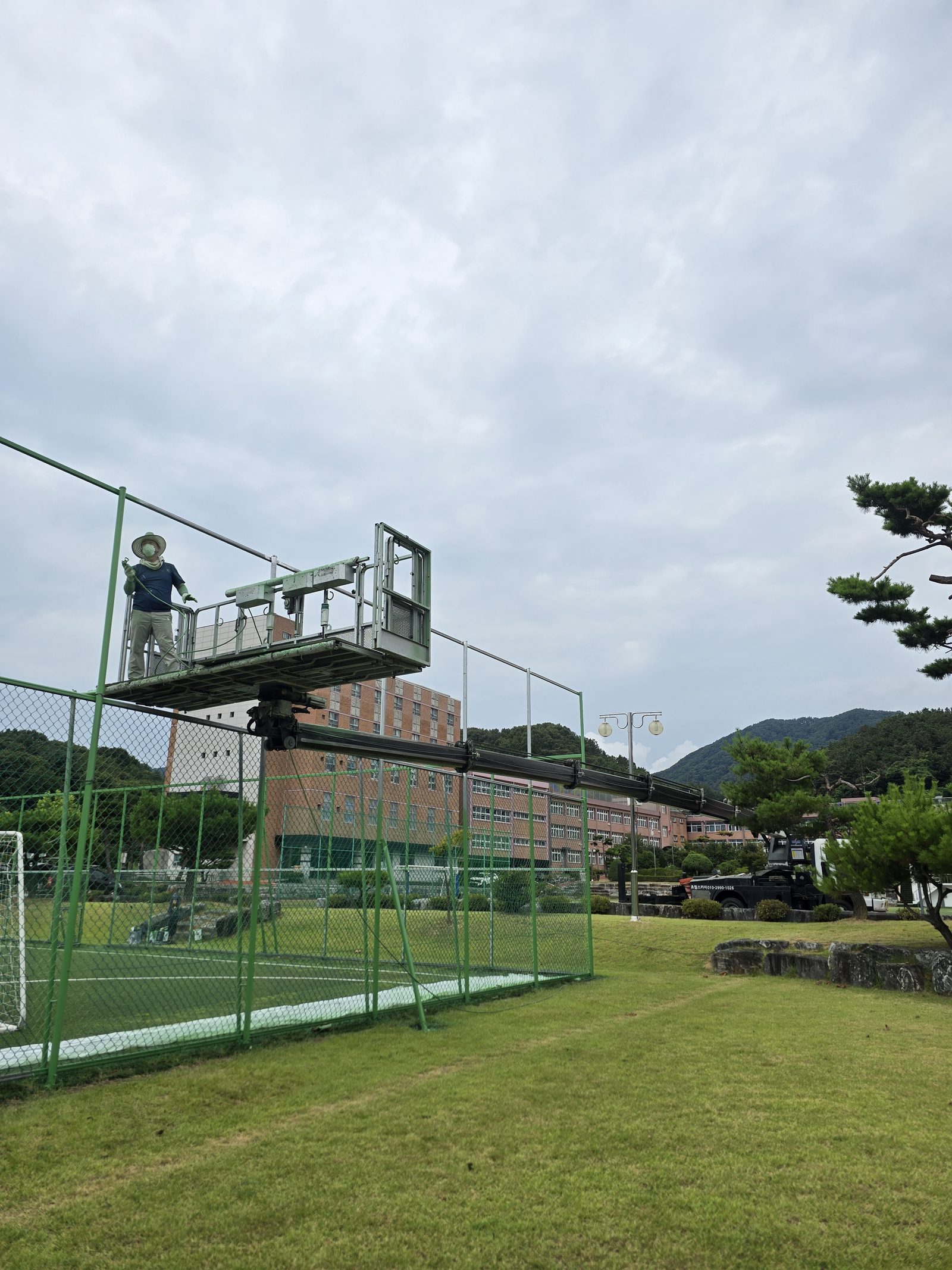 학교 운동장 펜스 도장 작업