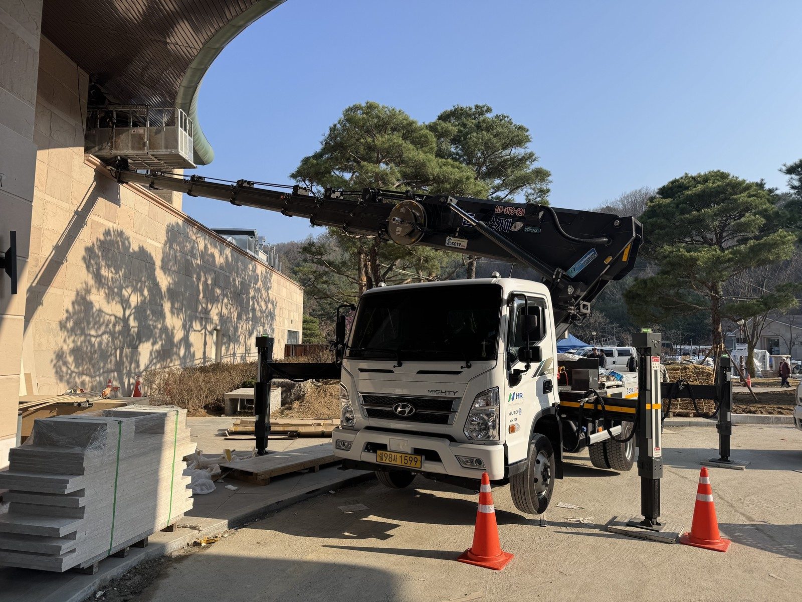 곡면 지붕 마감 작업